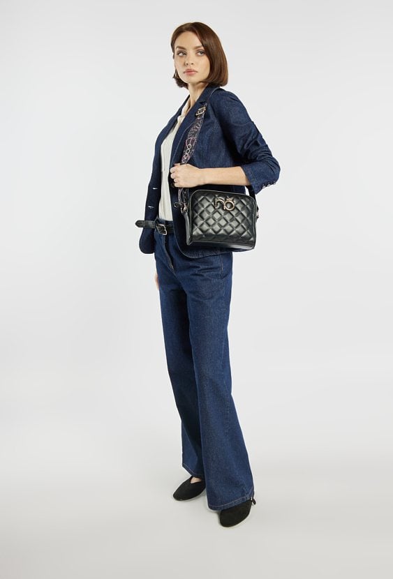 Pikowana torebka na pasku