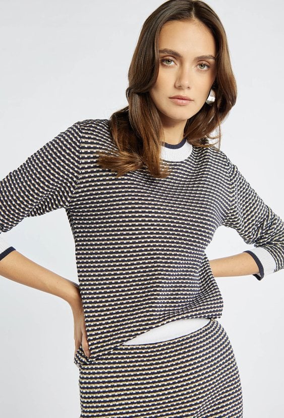 Sweter z połyskującym wzorem