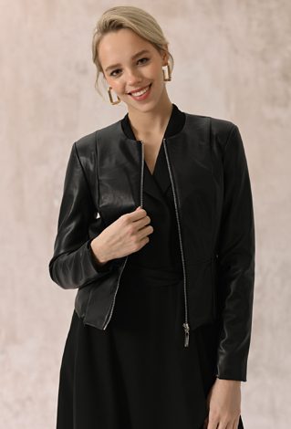 Taliowana kurtka z regulowaną baskinka