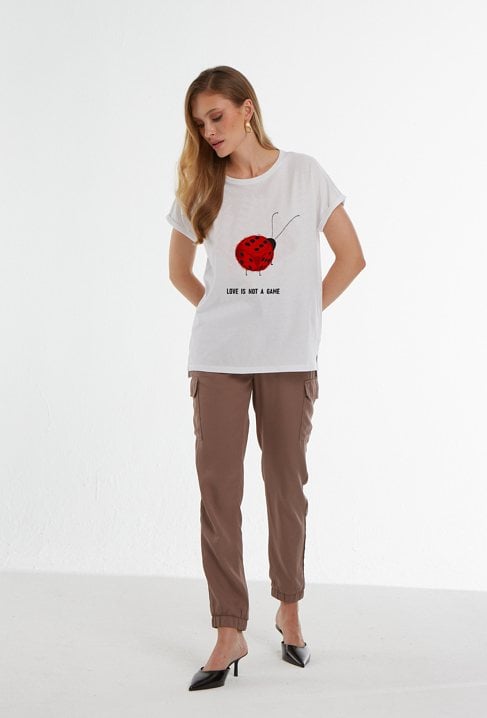 Biały T-shirt z grafiką biedronki