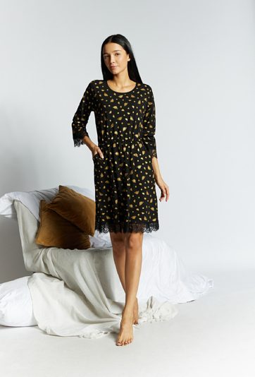 Koszula nocna wykończona koronką