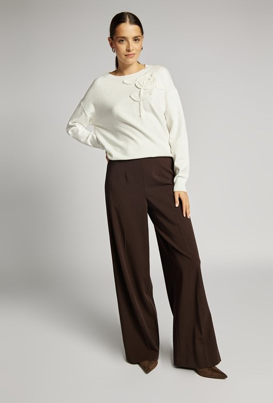 Sweter z kwiatem