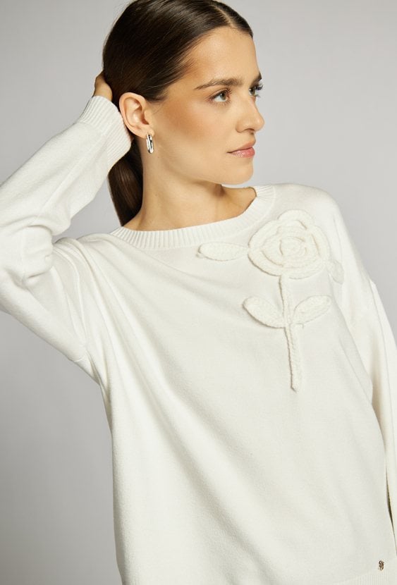 Sweter z kwiatem