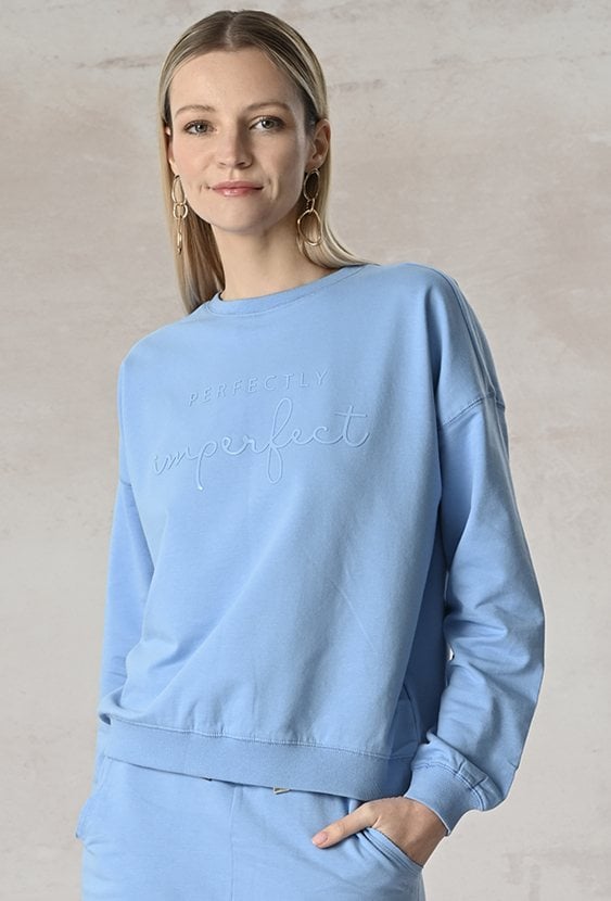 Bluzka w klasycznym fasonie z aplikacją