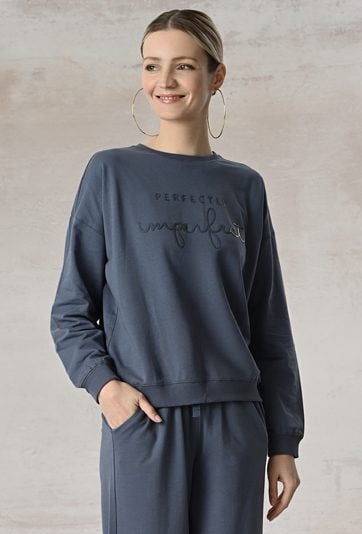 Bluzka w klasycznym fasonie z aplikacją