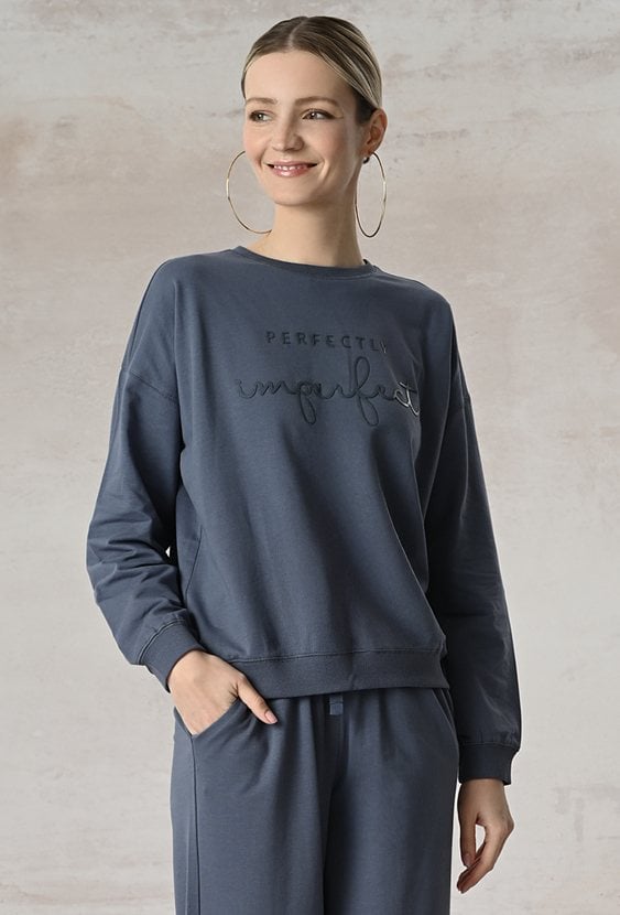 Bluzka w klasycznym fasonie z aplikacją