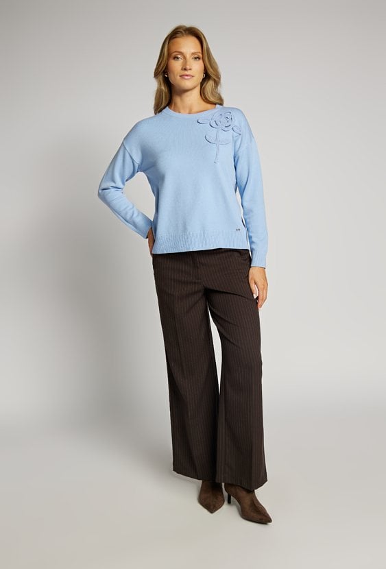 Sweter z kwiatem