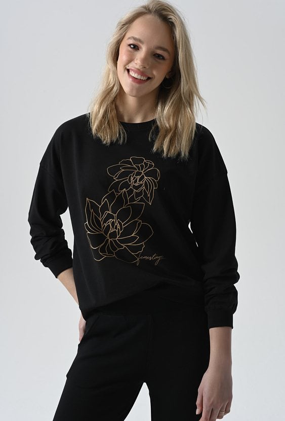 Czarna bluza z aplikacją