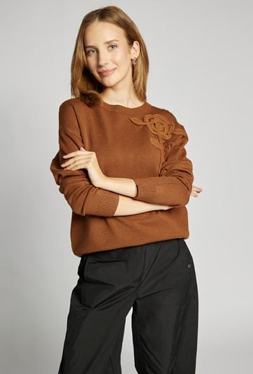 Sweter z kwiatem