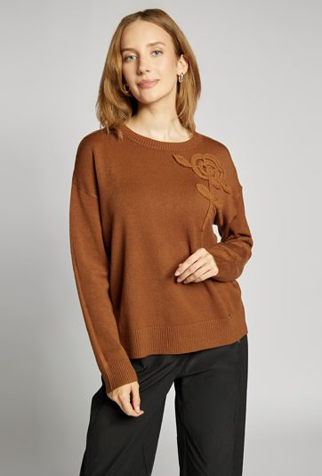 Sweter z kwiatem