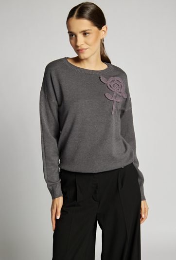 Sweter z kwiatem