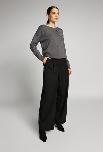 Sweter z kwiatem