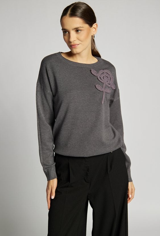Sweter z kwiatem