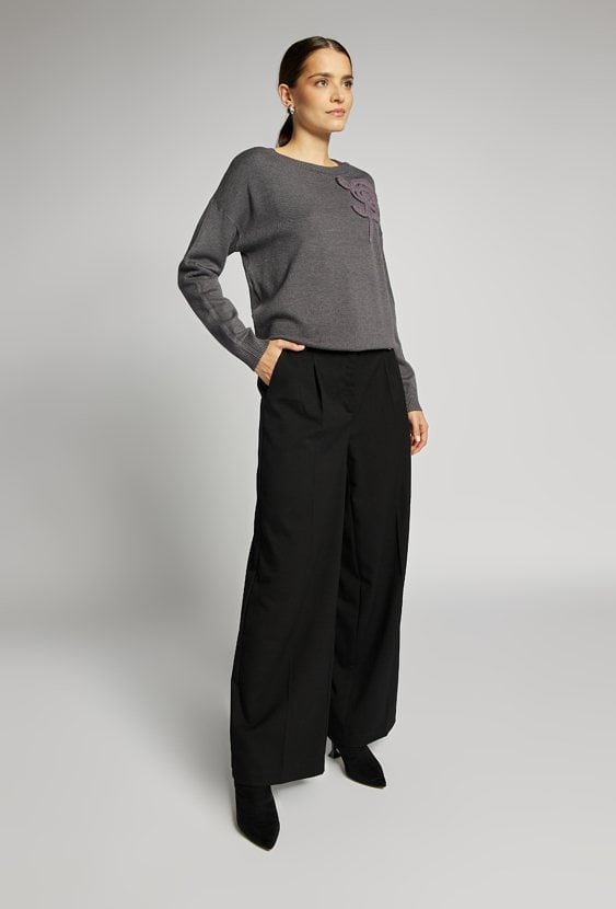 Sweter z kwiatem
