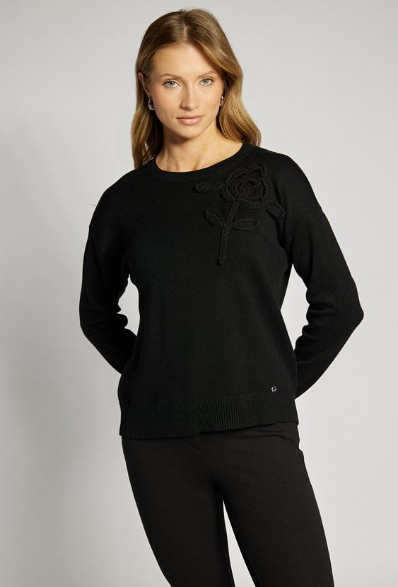 Sweter z kwiatem