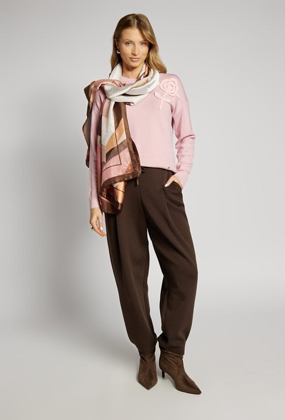 Sweter z kwiatem