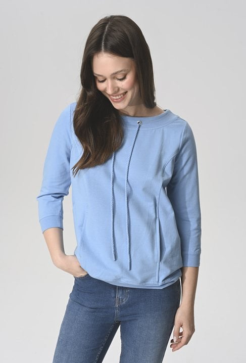 Niebieska bluza ze sznurkiem przy dekolcie