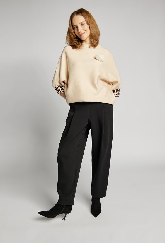 Sweter z agrafką