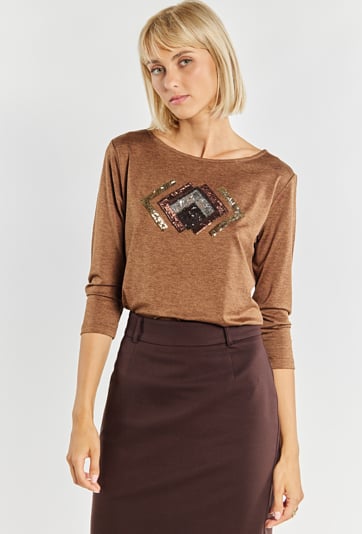 T-shirt damski z cekinowym zdobieniem