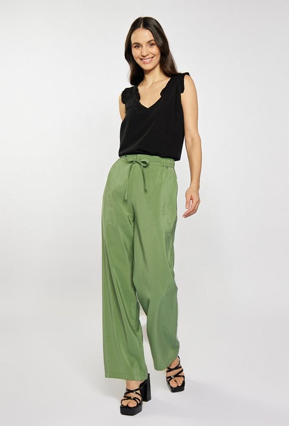 Klasyczne spodnie z prostymi nogawkami