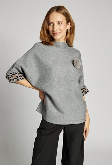 Sweter z agrafką