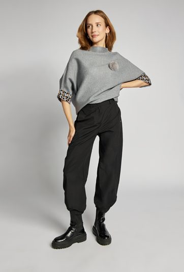 Sweter z agrafką