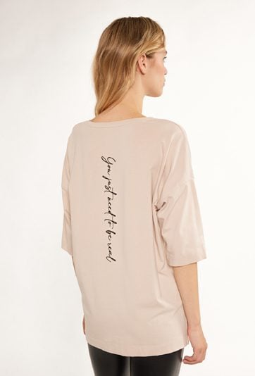 T-shirt z minimalistycznym napisem