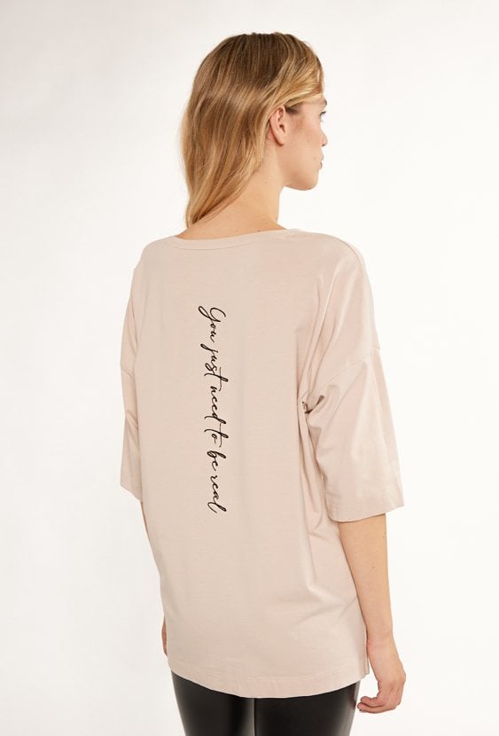 T-shirt z minimalistycznym napisem