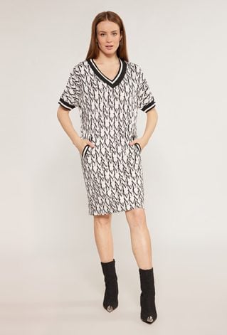 Sukienka z wzorem w litery