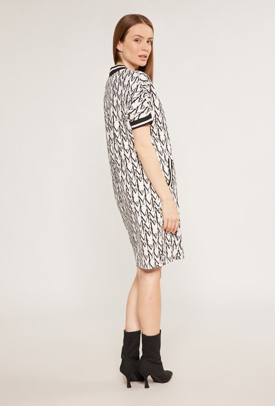 Sukienka z wzorem w litery