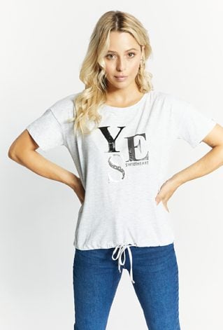 T-shirt z ozdobnym napisem