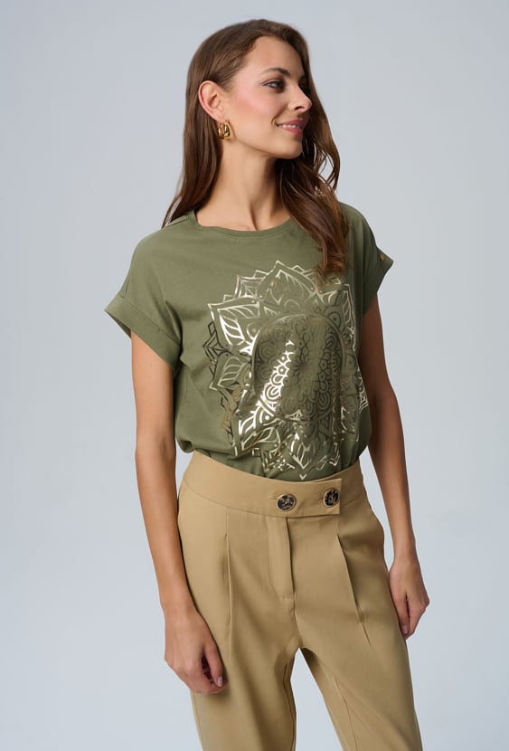 Khaki t-shirt ze złotą aplikacją