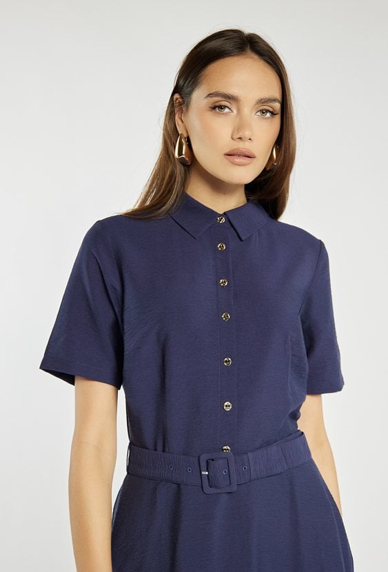 Stylowa sukienka z paskiem