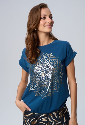 Niebieski t-shirt ze złotą aplikacją