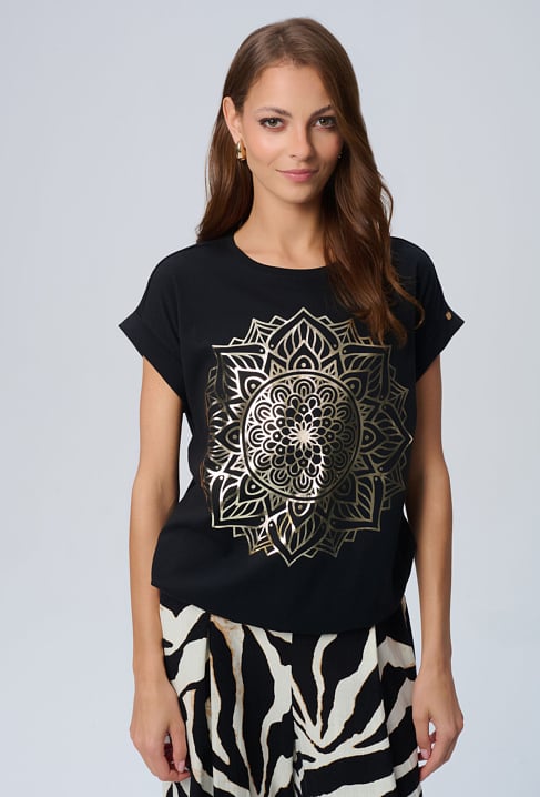 Czarny t-shirt ze złotą aplikacją