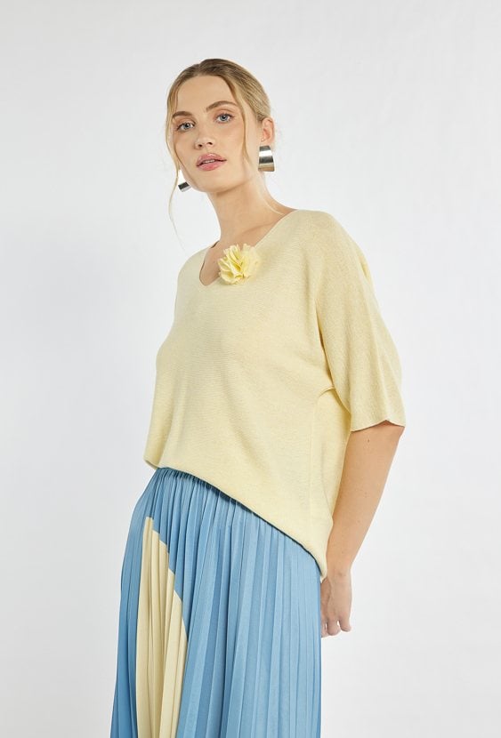 Sweter damski z agrafką