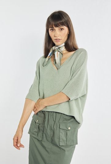 Sweter damski z agrafką