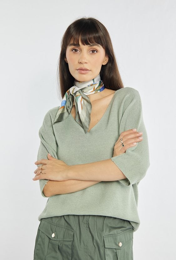 Sweter damski z agrafką