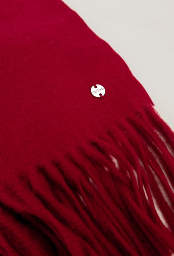 Czerwony szal z domieszką wełny