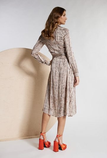 Wzorzysta sukienka midi z wiązaniem