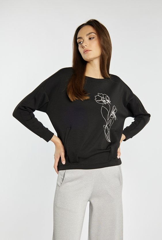 Bluza z ozdobnym kwiatem