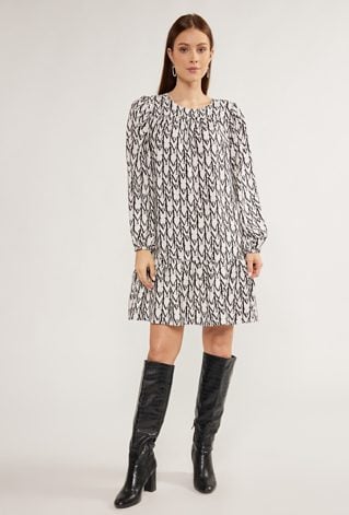 Wzorzysta sukienka z falbaną