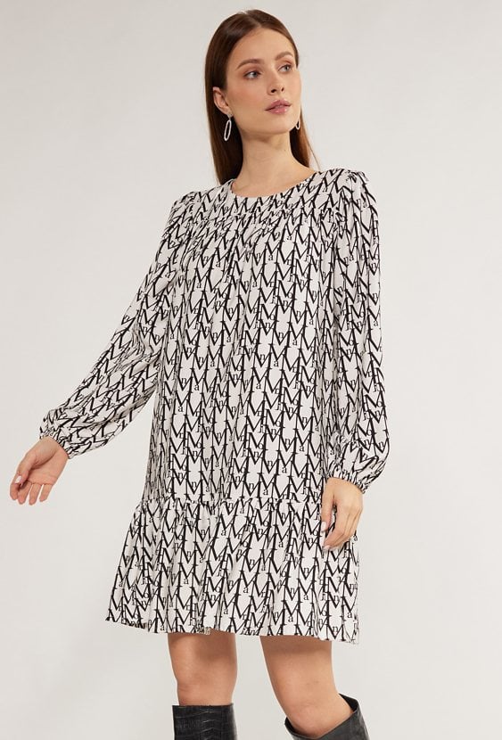 Wzorzysta sukienka z falbaną