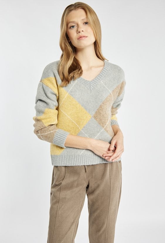 Sweter w pastelowych odcieniach