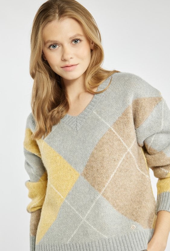 Sweter w pastelowych odcieniach