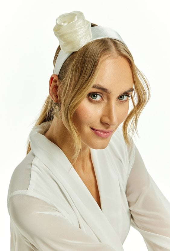 Ozdobna opaska z różą