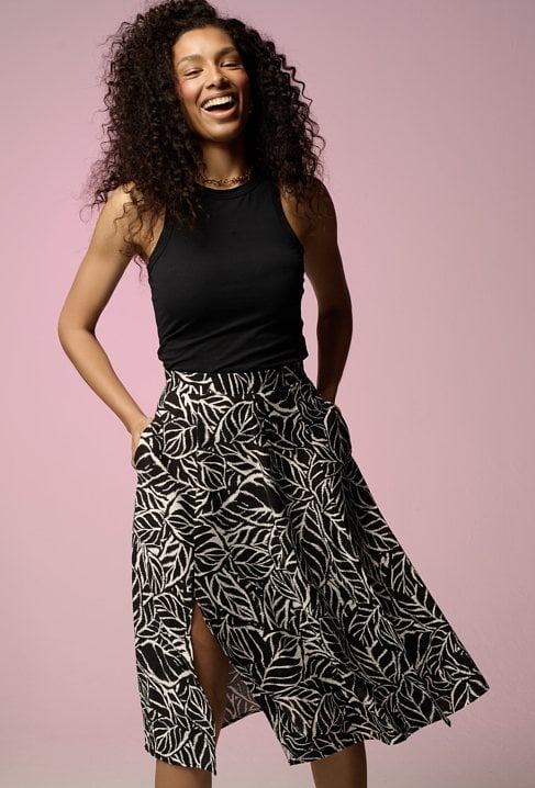 Wzorzysta spódnica z rozcięciem