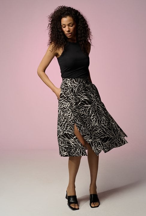 Wzorzysta spódnica z rozcięciem