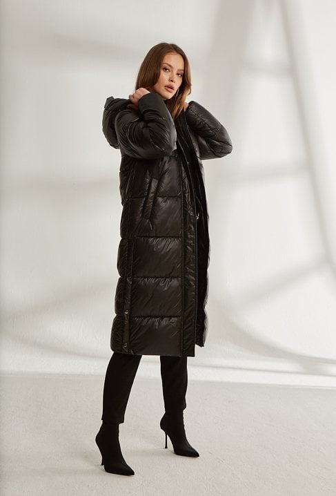 Długi pikowany płaszcz z kapturem