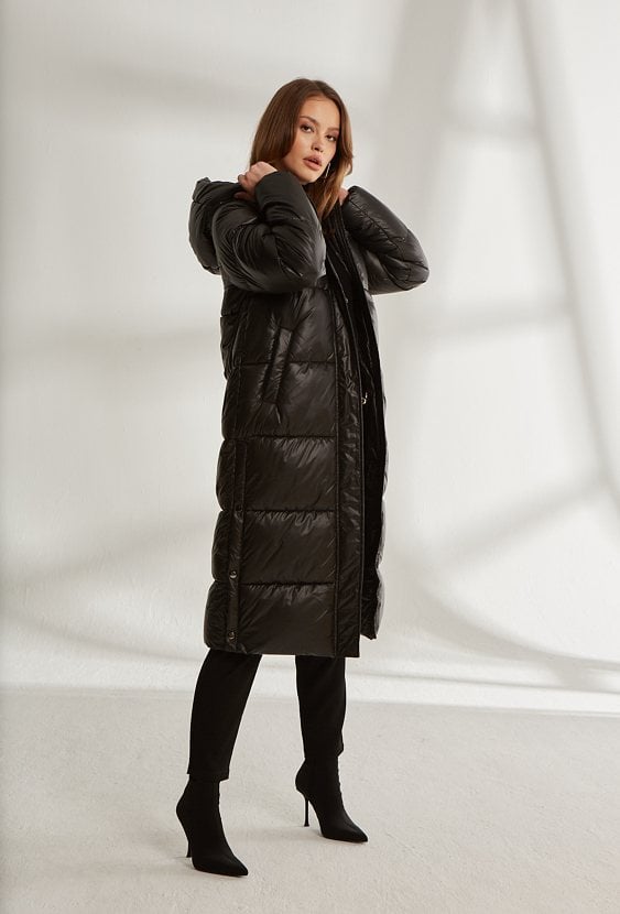 Długi pikowany płaszcz z kapturem